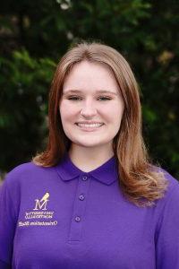 Photo of Kylee VanNostrand wearing a purple 取向 Leader polo shirt